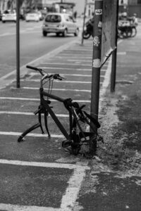 Zerstörtes Fahrrad an einem Pfosten.